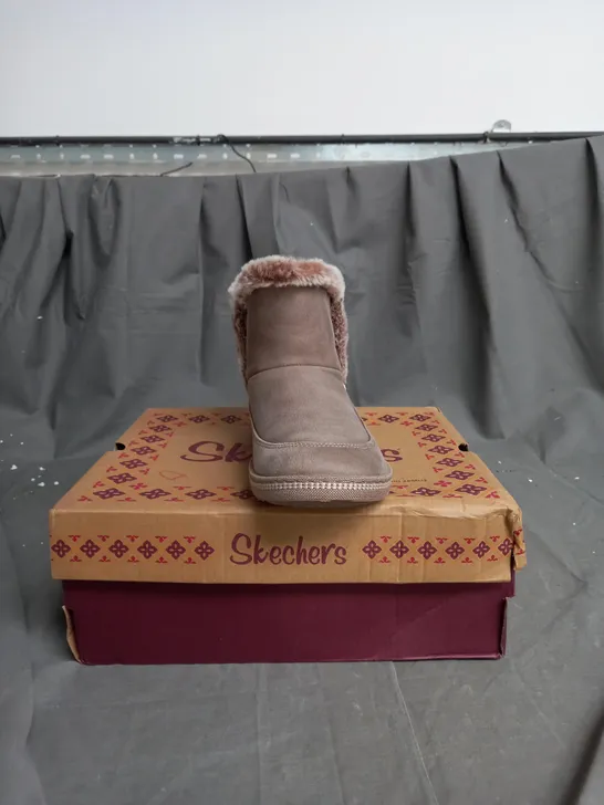 BOXED PAIR OF SKECHERS COZY SLIPPER BOOTS IN TAUPE SIZE 6.5