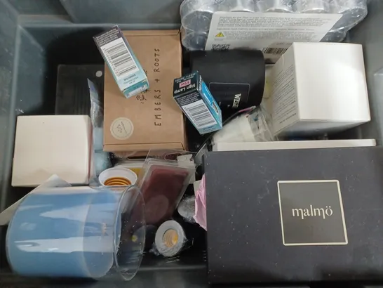 BOX OF APPROXIMATELY 15 ASSORTED ITEMS TO INCLUDE - 15 TEA LIGHTS - HOPE CANDLE - PHILIPS MASTER VALUE BULB ETC