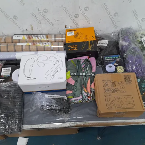 BOX OF APPROXIMATELY 15 ASSORTED HOUSEHOLD ITEMS TO INCLUDE WALL PAPER, GARDEN HOZE NOZZLE, AND CAMPING LIGHTS ETC. 