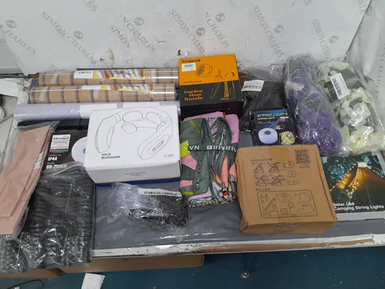 BOX OF APPROXIMATELY 15 ASSORTED HOUSEHOLD ITEMS TO INCLUDE WALL PAPER, GARDEN HOZE NOZZLE, AND CAMPING LIGHTS ETC. 