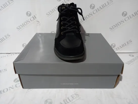 BOXED PAIR OF VIONIC WHITLEY HIKER BOOTS IN BLACK SIZE 7