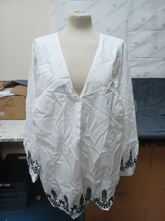 PHASE EIGHT BLACK AND WHITE TUNIC TOP SIZE 26