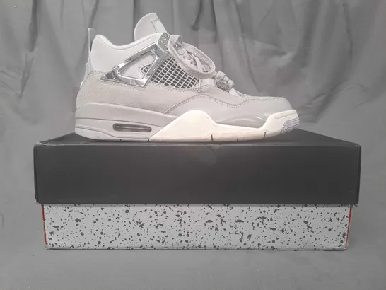 BOXED PAIR OF NIKE AIR JORDAN 4 RETRO SHOES IN GREY/METALLIC SILVER DETAIL UK SIZE 5.5