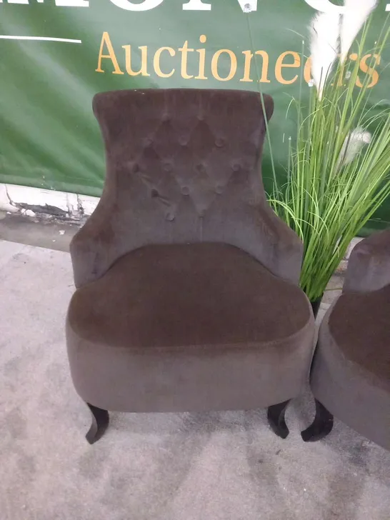 PAIR OF DESIGNER BROWN FABRIC LIVING ROOM CHAIR WITH BUTTON BACK DETAIL 