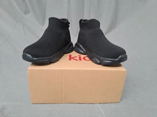 BOXED PAIR OF DESIGNER KIDS SHOES IN BLACK EU SIZE 23