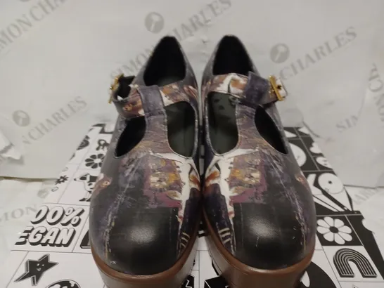 PAIR OF KOI DESIGNER VEGAN MARY JANES HEELED SHOES WITH RENAISSANCE THEMED ARTWORK ON SHOE - SIZE 6