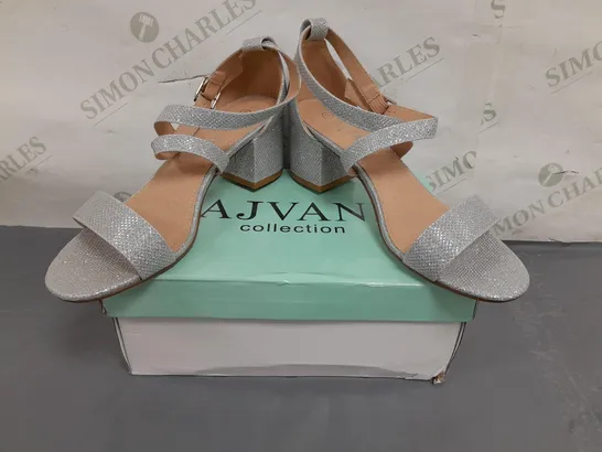 BOXED PAIR OF AJVANI COLLECTION OPEN TOE LOW BLOCK HEEL SANDALS IN SILVER W. GLITTER EFFECT UK SIZE 5