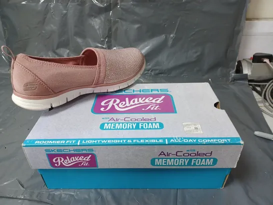 BOXED PAIR OF SKECHERS RELAXED FIT AIR COOLED MEMORY FOAM TRAINERS UK SIZE 6 - PINK - 