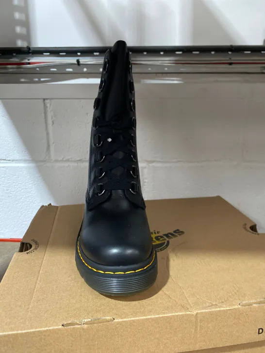 BOXED PAIR OF DR MARTENS CHESNEY BLACK BOOTS SIZE 7