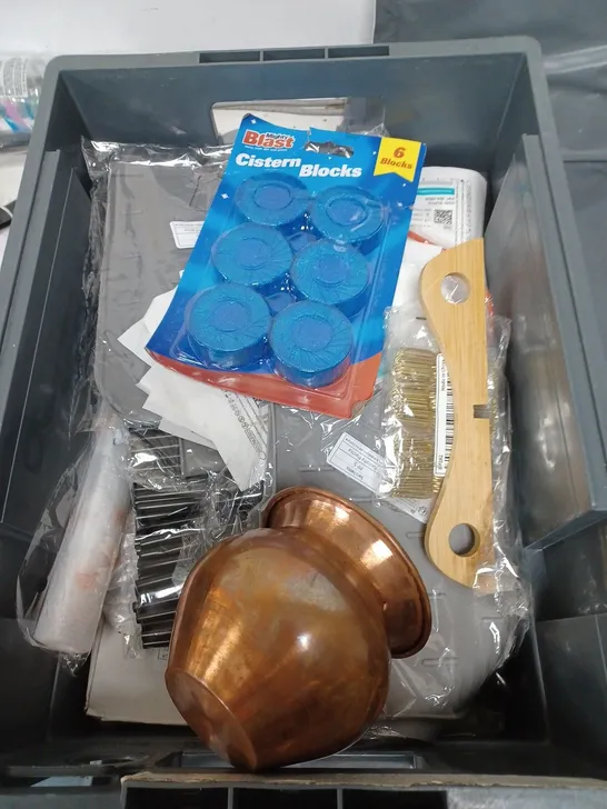 BOX OF APPROXIMATELY 20 ASSORTED HOUSEHOLD ITEMS TO INCLUDE TOILET BLOCKS, BALLOONS AND KITCHENWARE