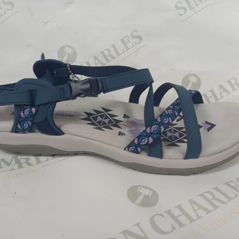 BOXED PAIR OF SKECHERS MEMORY FOAM STRAPPY SANDALS IN NAVY UK SIZE 7