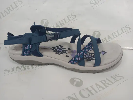 BOXED PAIR OF SKECHERS MEMORY FOAM STRAPPY SANDALS IN NAVY UK SIZE 7