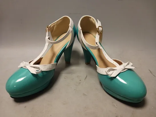 BOXED PAIR OF DESIGNER HEELED SHOES IN TEAL EU SIZE 41