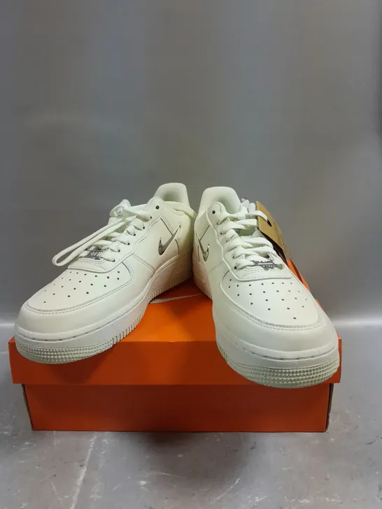 BOXED PAIR OF NIKE W AIR FORCE 1 TRAINERS IN WHITE - 5