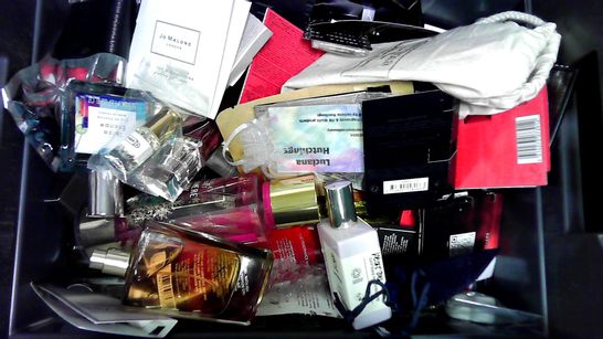 LOT OF A LARGE QUANTITY OF ASSORTED UNBOXED FRAGRANCE ITEMS, TO INCLUDE MOSCHINO, VERSACE, VAN CLEEF, ETC