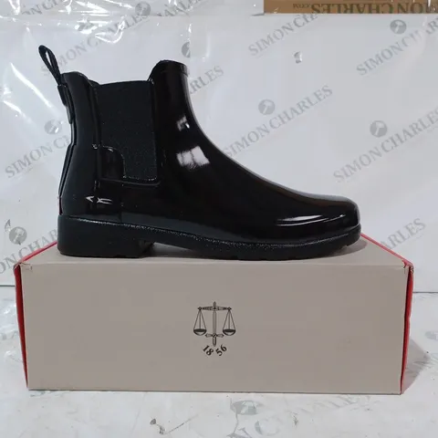 BOXED PAIR OF HUNTER ORIGINAL REFINED VEGAN CHELSEA WELLINGTON BOOTS IN BLACK UK SIZE 6