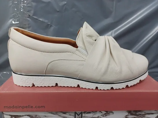 BOXED MODA IN PELLE ANETTE LEATHER BOW TWIST UPPER WITH FLEX SOLE TRAINERS IN OFF WHITE - SIZE 40