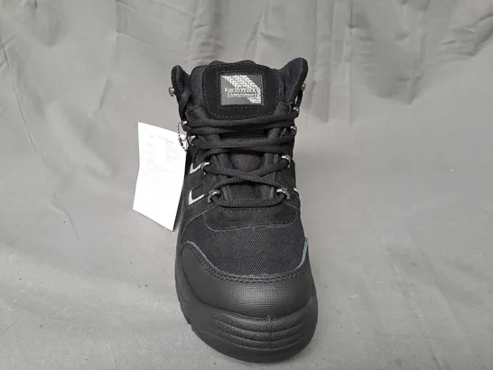 PAIR OF EARTHWORKS SAFETY BOOTS IN BLACK UK SIZE 9