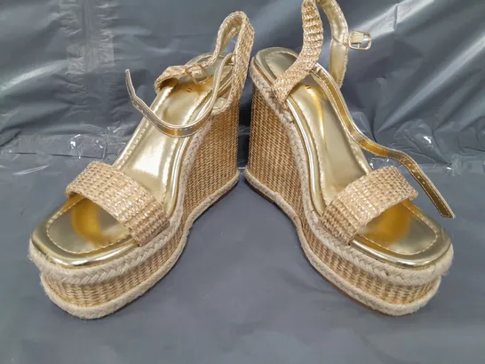 BOXED PAIR OF MARQUIIZ OPEN TOE PLATFORM HIGH WEDGE SANDALS IN METALLIC GOLD EU SIZE 37