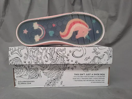 BOXED PAIR OF CLARKS FOXINGBRILL KIDS SHOES IN MULTICOLOUR W. GLITTER EFFECT UK SIZE 12