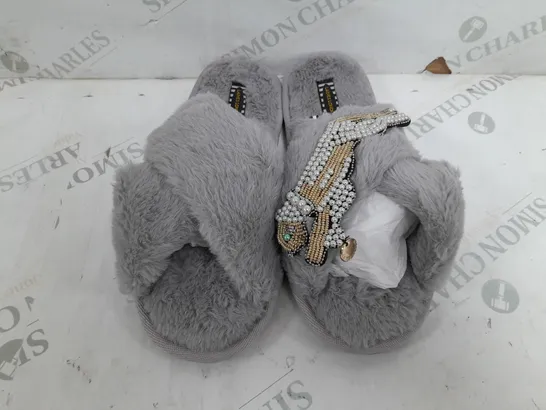 LAINES LONDON ANIMAL DESIGN SLIP ON COMFORT SLIDES IN GREY - LARGE