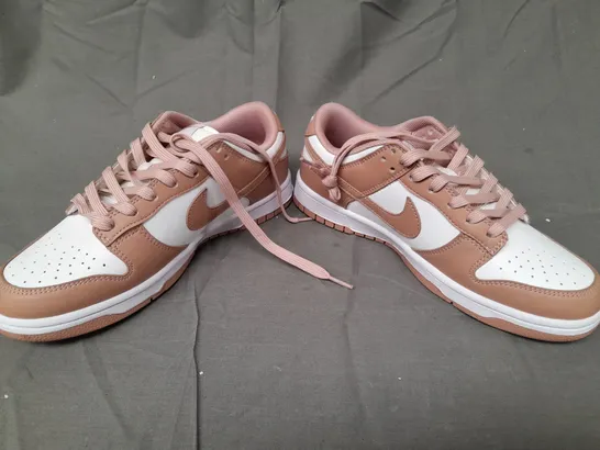 BOXED PAIR OF NIKE TRAINERS IN WHITE/LIGHT BROWN UK SIZE 7.5