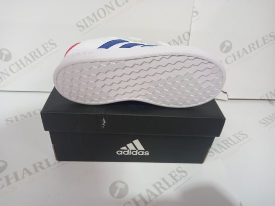 BOXED PAIR OF ADIDAS SHOES FOR KIDS IN WHITE/BLUE/RED UK SIZE 9.5 