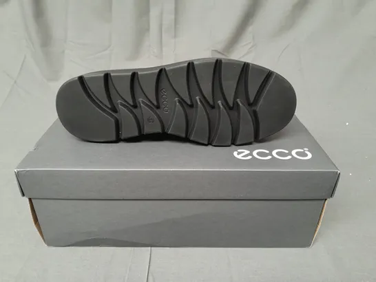 BOXED PAIR OF ECCO ANKLE BOOTS IN STONE SIZE EU 39