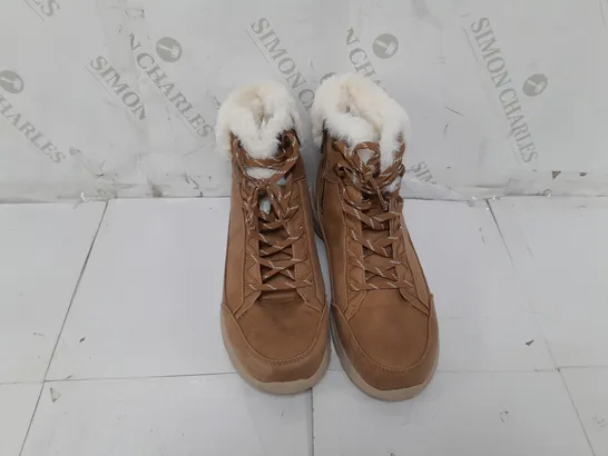 PAIR OF SKECHERS GLACIAL ULTRA COZYLY BOOTS IN CHESTNUT SIZE 6