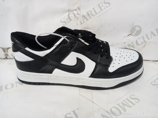 BOXED PAIR OF DESIGNER SHOES IN THE STYLE OF NIKE IN BLACK/WHITE UK SIZE 6.5