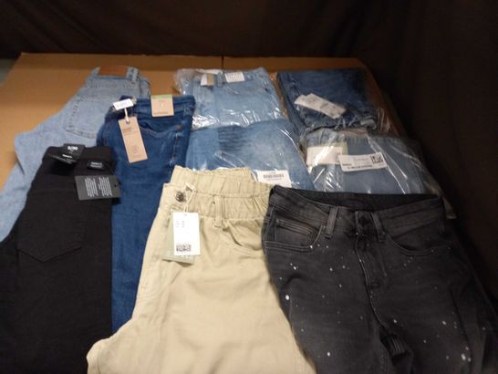 LOT OF 9 ASSORTED PAIRS OF JEANS IN VARIOUS SIZES