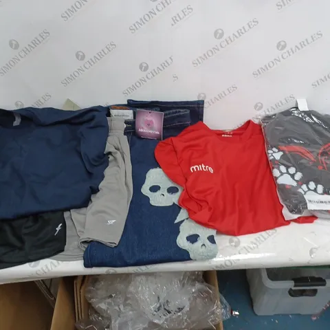 BOX OF ASSORTED CLOTHING ITEMS TO INCLUDE SHORTS, JEANS, TOPS ETC 