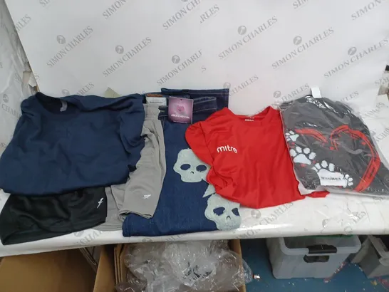 BOX OF ASSORTED CLOTHING ITEMS TO INCLUDE SHORTS, JEANS, TOPS ETC 