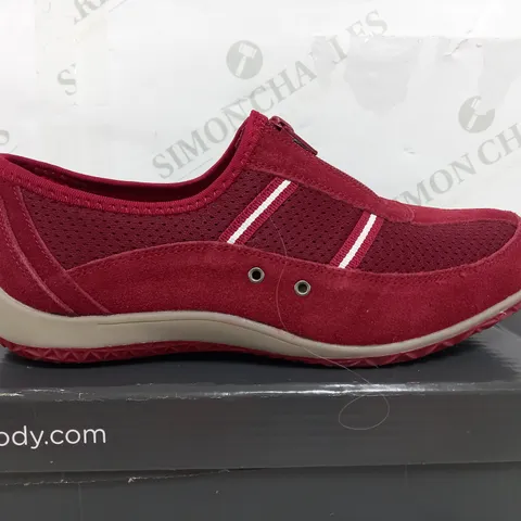 BOXED PAIR OF SHUROPODY ZIP UP TRAINERS IN RED - UK 7