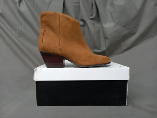 BOXED PAIR OF NINE WEST TRISTIN SUEDETTE ANKLE BOOTS IN BROWN SIZE 5