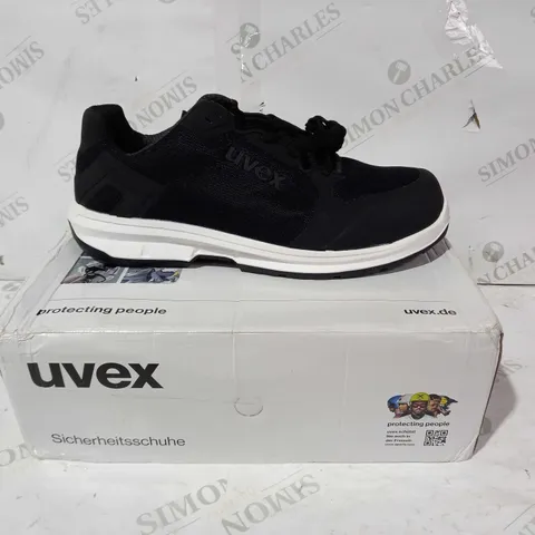 BOXED PAIR OF UVEX SAFETY TRAINERS IN BLACK EU SIZE 44