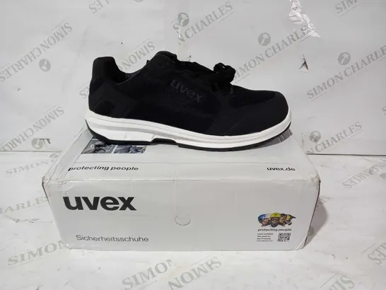 BOXED PAIR OF UVEX SAFETY TRAINERS IN BLACK EU SIZE 44