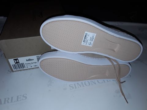 BOXED PAIR OF CLARK'S PAWLEY SPRINGS SHOES IN BLUSH SUEDE - UK 6