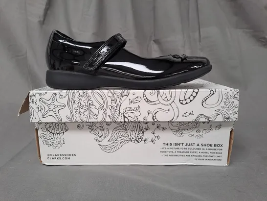 BOXED PAIR OF CLARKS ETCH FUN SHOES IN GLOSSY BLACK UK SIZE 2.5