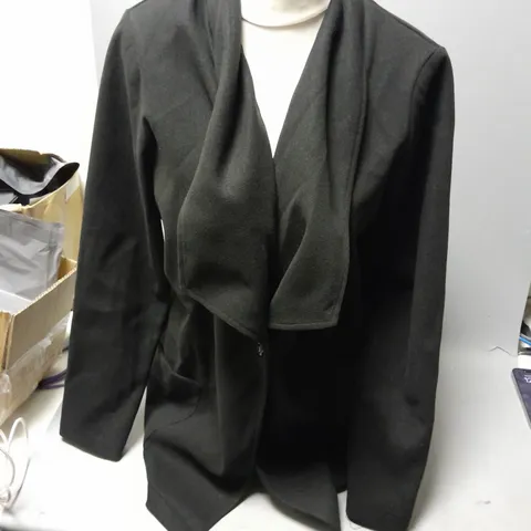 KIM&CO OPEN FRONT COLLARED JACKET IN BLACK SIZE L/G