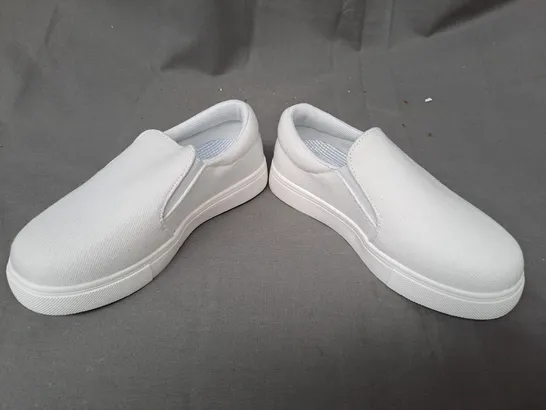 BOXED PAIR OF DESIGNER KIDS CANVAS SLIP-ON SHOES IN WHITE EU SIZE 30