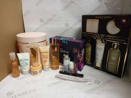 LOT OF 3 HEALTH & BEAUTY GIFT SETS, TO INCLUDE BAYLIS & HARDING, SANCTUARY & GLOSSYBOX