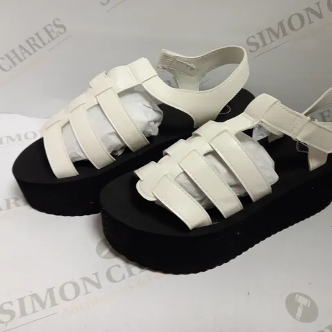 ROCKET DOG BLACK AND WHITE SANDLES - SIZE 6