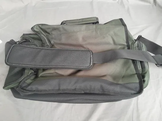 WYCHWOOD CARRY-LITE GREEN MESSENGER BAG