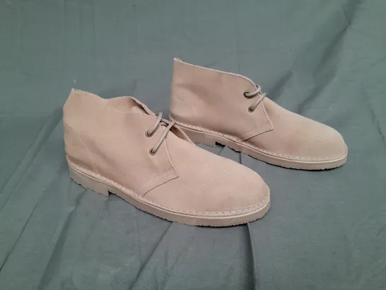 BOXED PAIR OF ROAMERS 2 EYE DESERT BOOT SIZE 9 