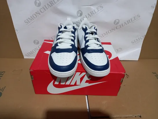 BOXED PAIR OF NIKE COURT BOROUGH LOW 2 TRAINERS SIZE 5 