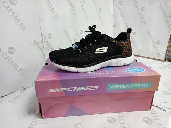 BOXED PAIR OF SKECHERS FLEX-LITE TRAINERS - BLACK // SIZE: 6 UK