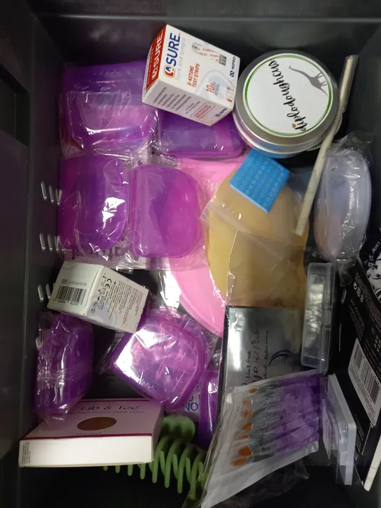 BOX OF APPROXIMATELY 20 ASSORTED HEALTH AND BEAUTY PRODUCTS TO INCLUDE HARRY'S RAZORS, HOT HANDS HAND WARMERS, MANICURE SET ETC 