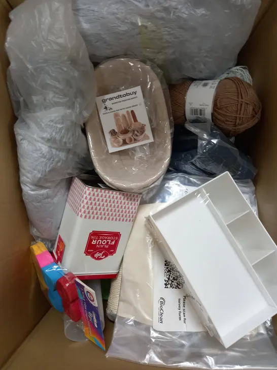 BOX OF APPROXIMATELY 15 ASSORTED ITEMS TO INCLUDE FLOUR STORAGE TIN, BREAK PROOFING BASKET, PROTEIN SHAKE CUP ETC