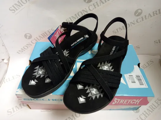 BOXED SKECHERS REGGAE SLIM FIT SANDAL - BLACK SIZE 7